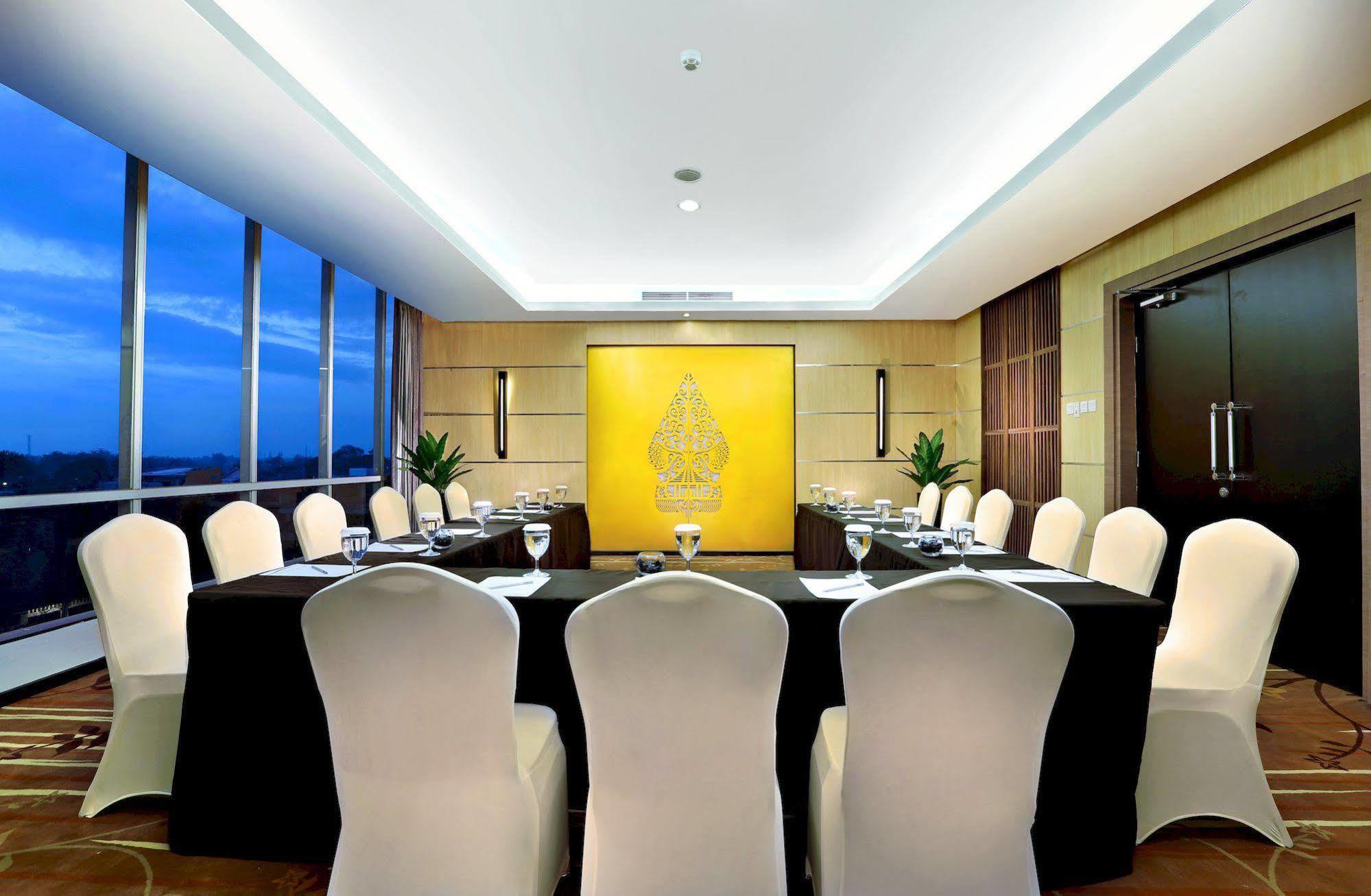 Hotel Aston & Conference Center 4*